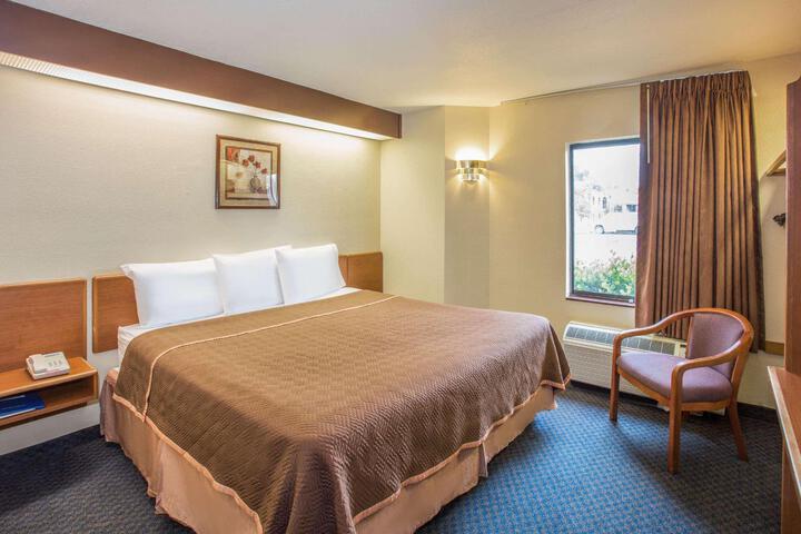 1 King Bed (2 of 10)