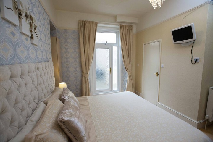 Room 16 of 184