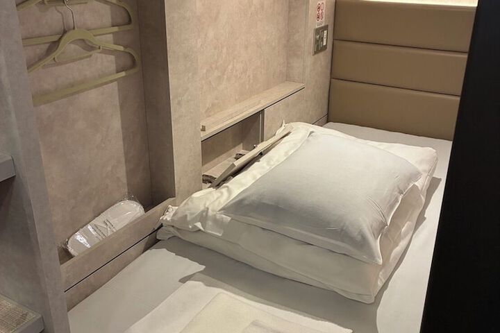 Room 6 of 9