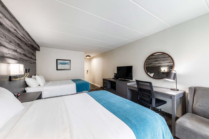 2 Queen Beds Balcony Microwave and Refrigerator Walk in Shower (24 of 24)