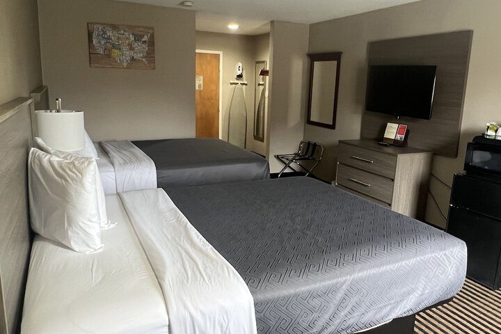 1 Queen Bed (4 of 9)