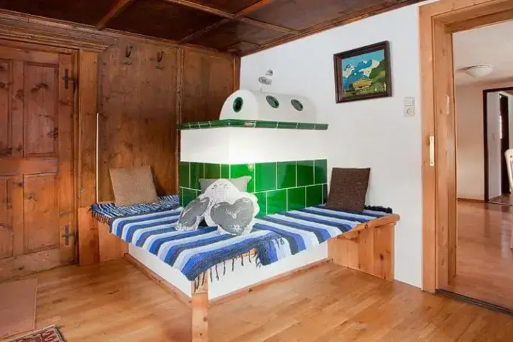 Room 4 of 16