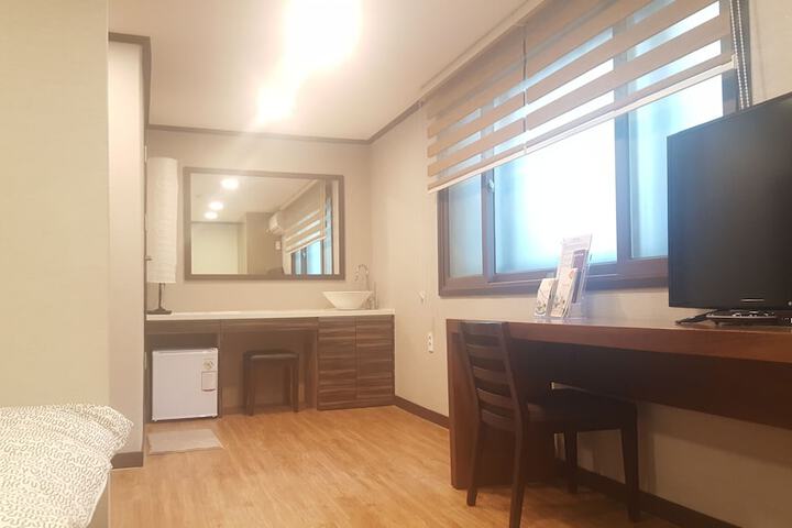 Room 3 of 77