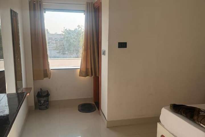 Room 4 of 9