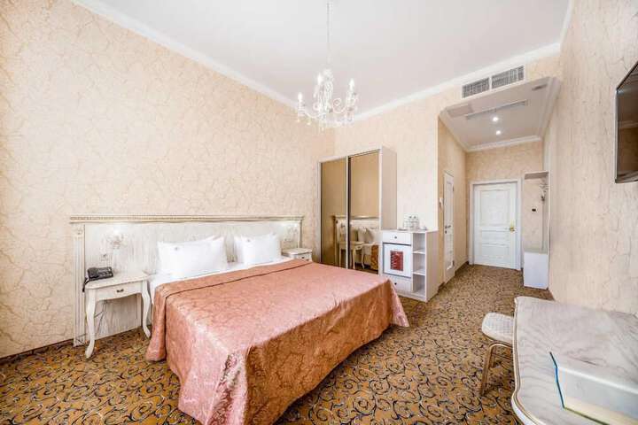Room 6 of 94