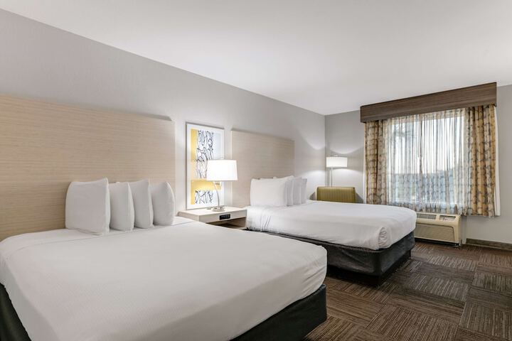2 Queen Beds High Speed Internet Accessible Microwave, Refrigerator Full Breakfast (2 of 9)