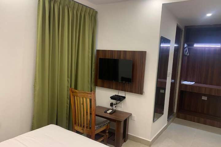 Room 2 of 10