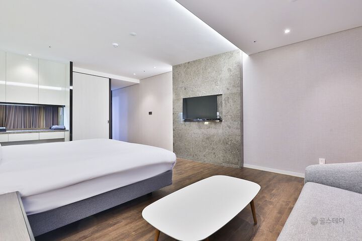 Room 81 of 108