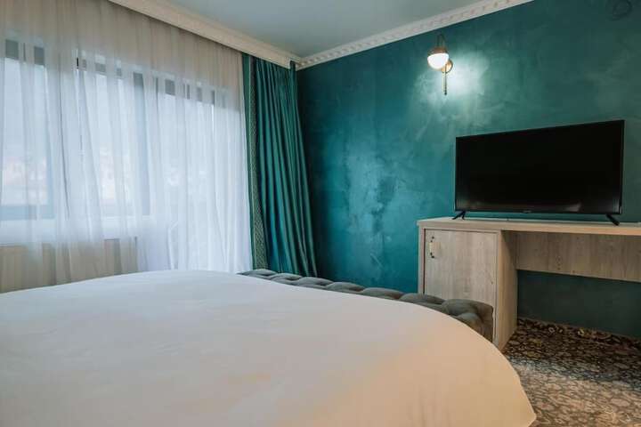 Room 6 of 42