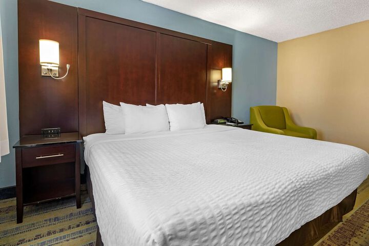 1 King Bed (27 of 50)