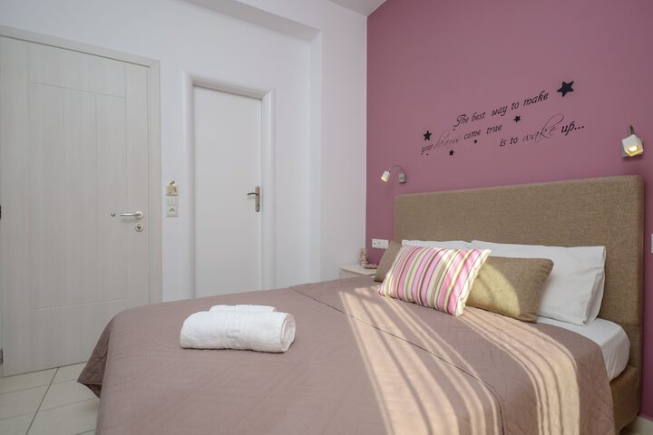 Room 4 of 68