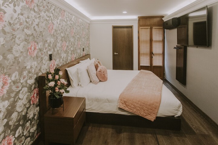 Room 6 of 18