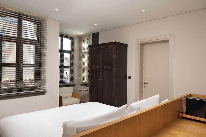 Room 16 of 40