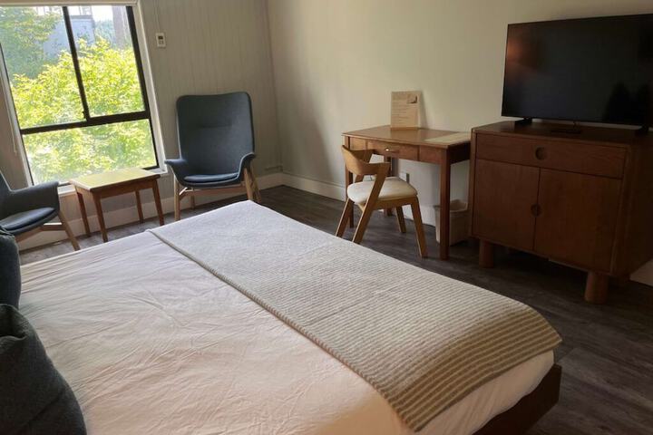Room 27 of 74