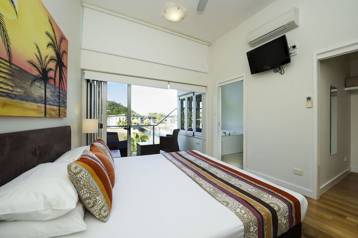 Room 4 of 16