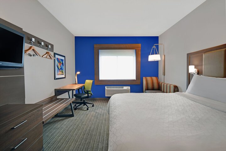 1 King Bed (2 of 11)