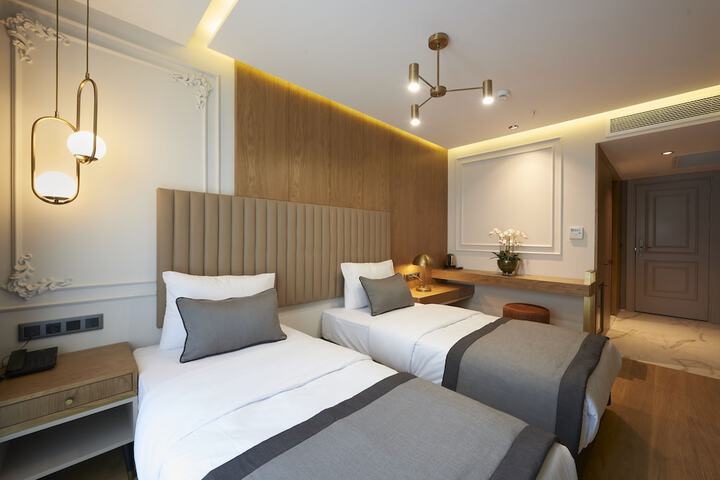 Room 10 of 32
