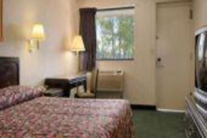 OYO Hotel Edison NJ Route 1 in Edison, NJ