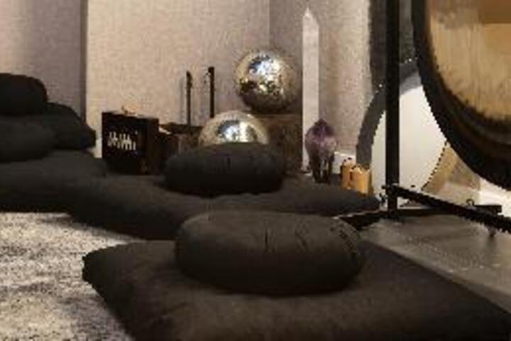 Lounge 8 of 20