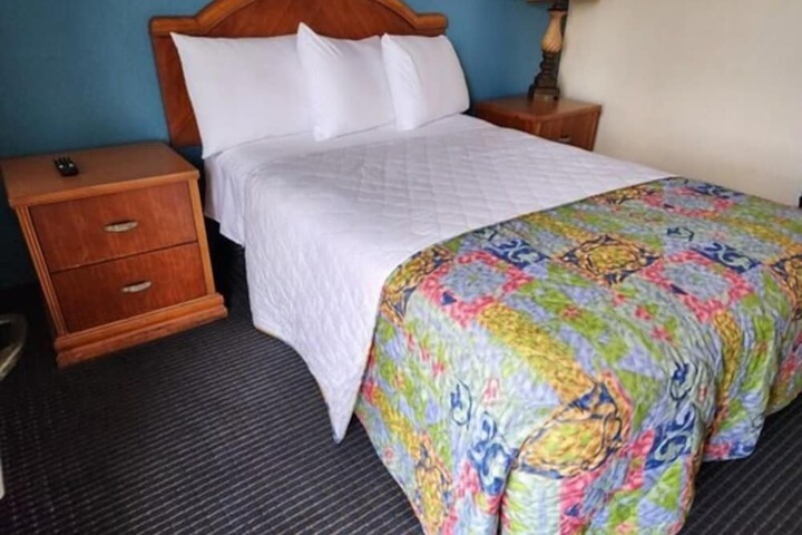Room 5 of 10