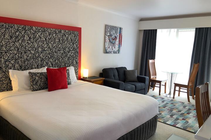 Avaleen Lodge Motor Inn
