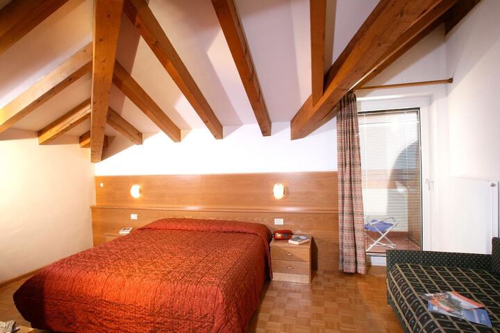 Room 4 of 33