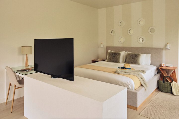 Room 8 of 18
