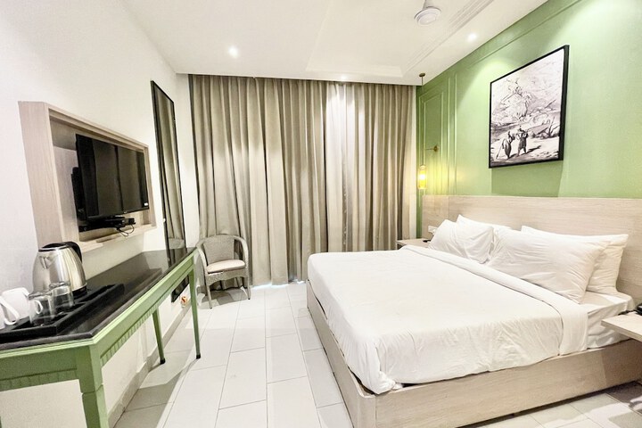 Room 4 of 15