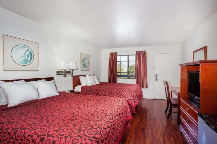 1 King Bed (10 of 16)