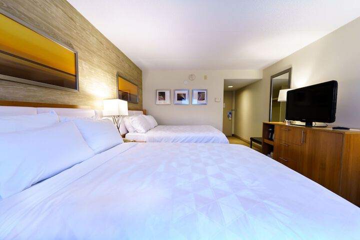 2 Queen Beds (3 of 4)