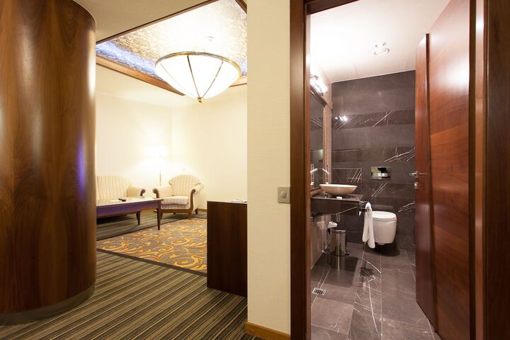 Room 4 of 30