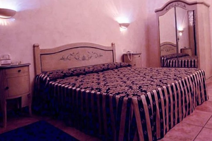 Room 8 of 33