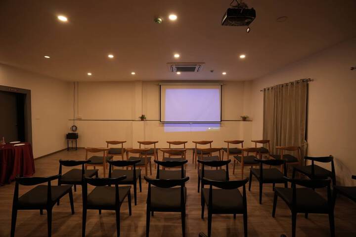 Ballroom/Hall 13 of 20