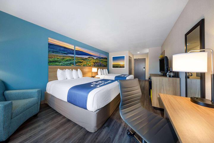 1 King Bed Accessible (2 of 17)