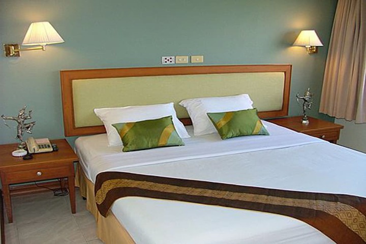 Room 4 of 13