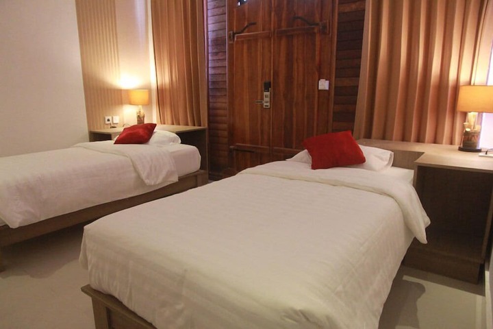 Room 8 of 18