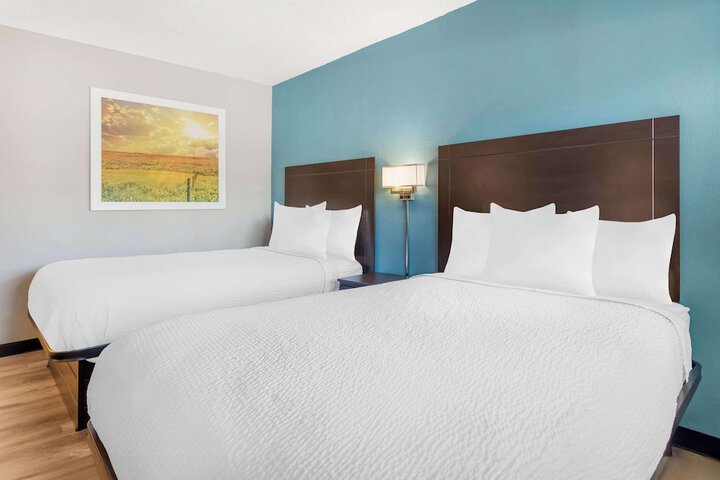2 Double Beds (14 of 16)