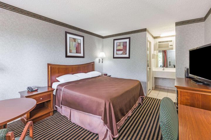 1 Queen Bed (1 of 8)
