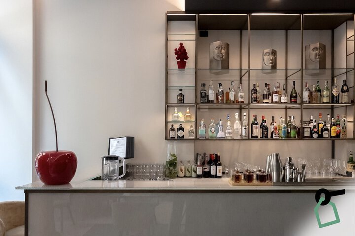 Lounge 21 of 27