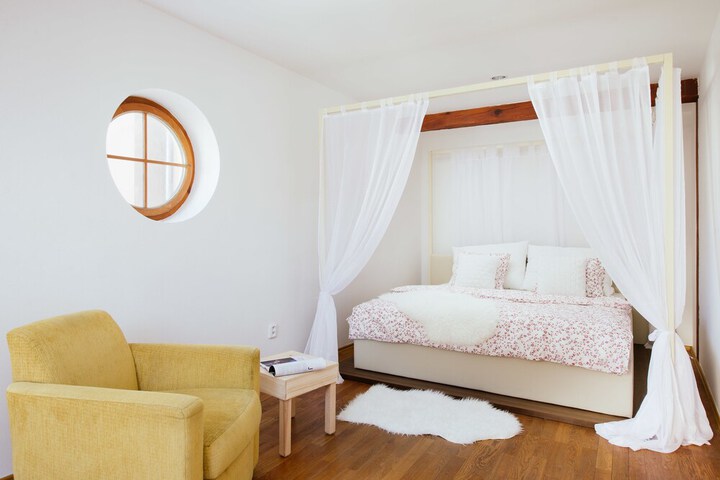 Room 6 of 32
