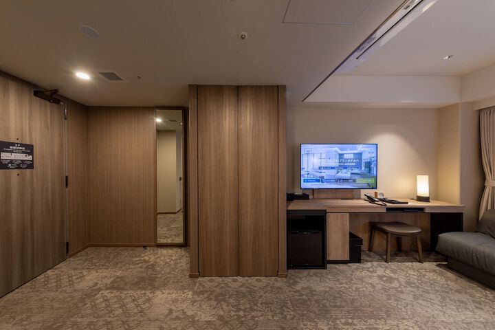 Room 25 of 40