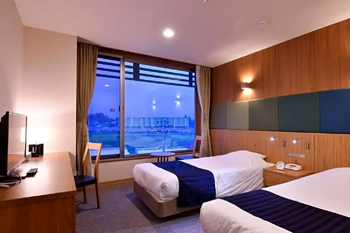 Room 2 of 6