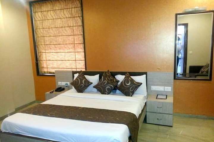Room 13 of 33