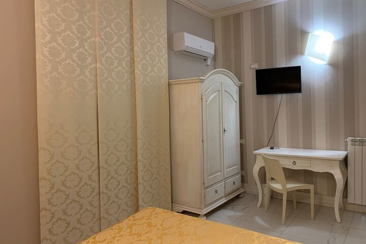 Room 8 of 35