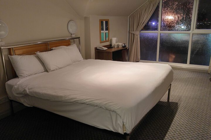 Room 40 of 236