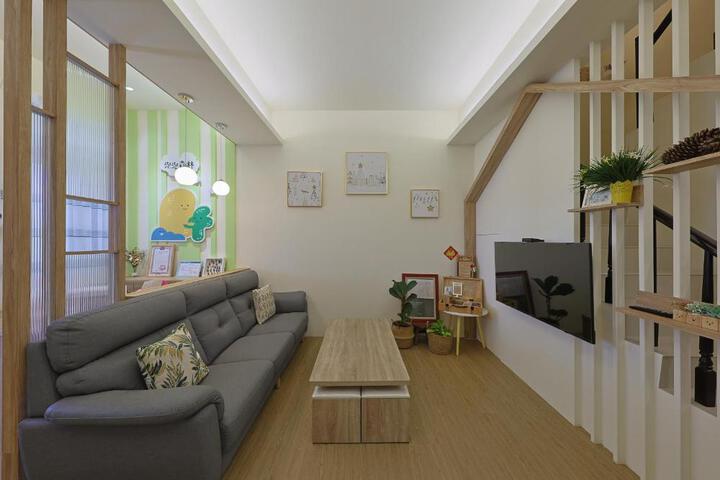 Lounge 2 of 23