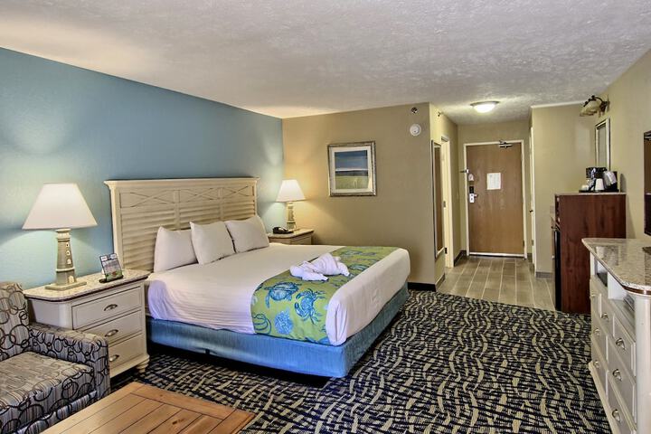 1 King Bed Petite Non Beach View (15 of 21)