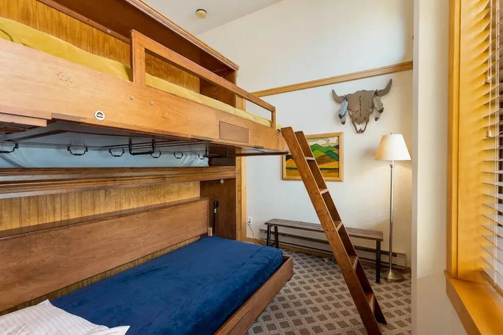 Room 4 of 17