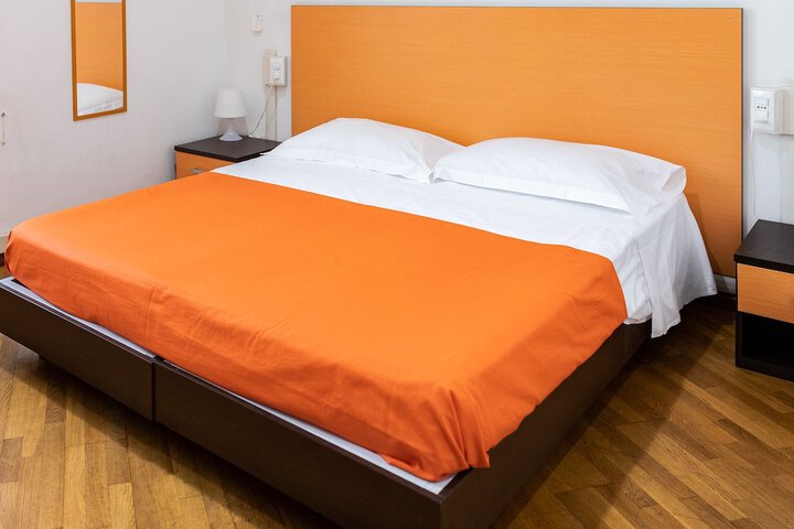 Room 5 of 80