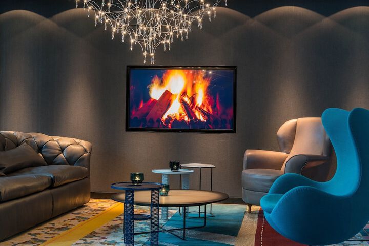 Lounge 21 of 28
